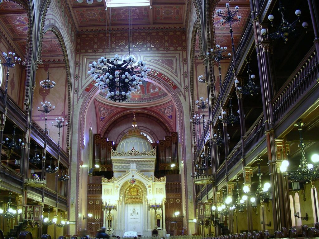 פנים בית הכנסת הגדול