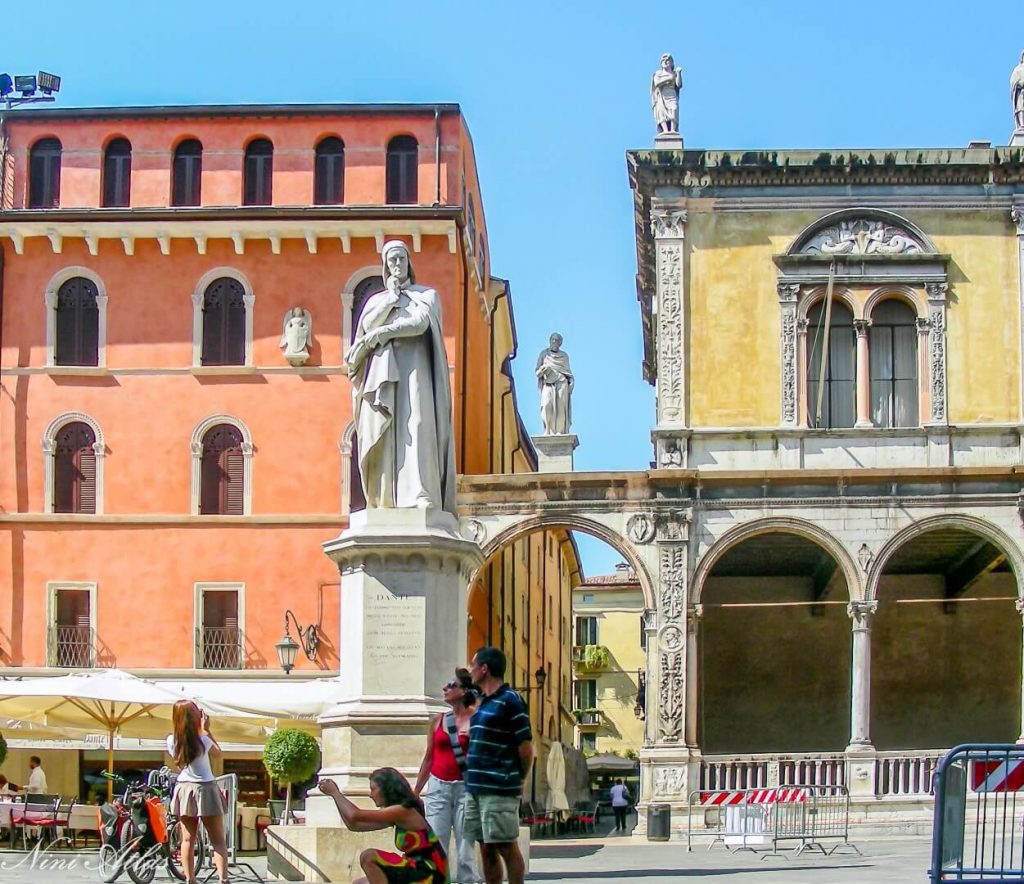  Piazza dei Signori כיכר רבועית וסביבה ארמונות יפים