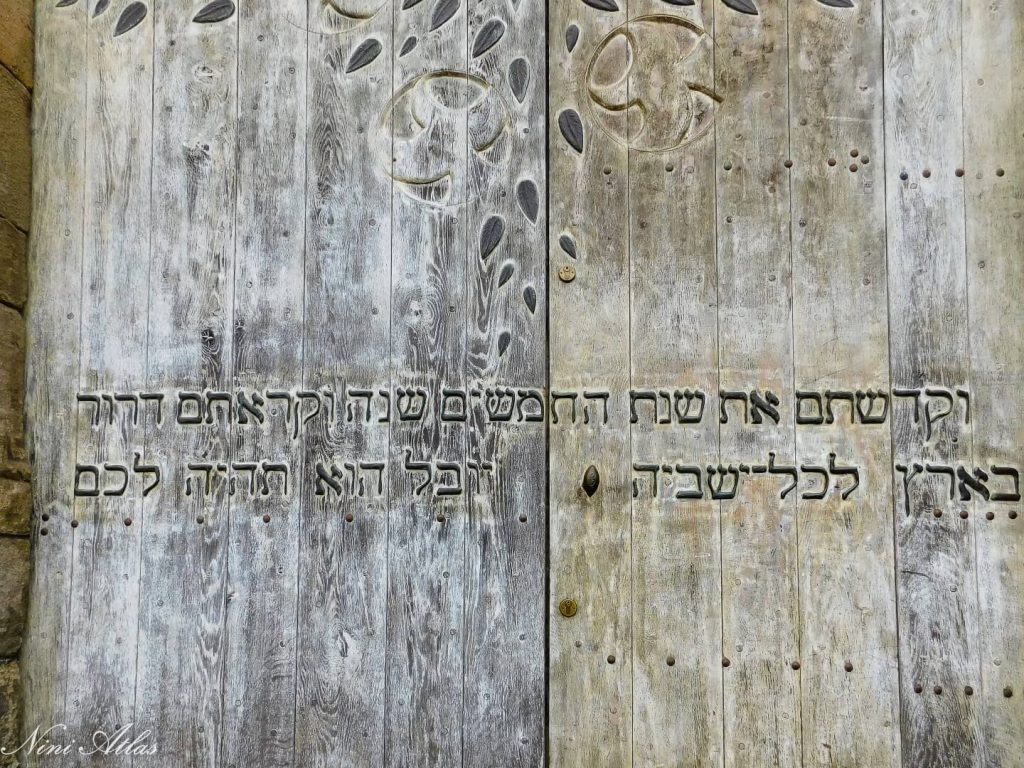 דלת בכנסיית סן מלו בדינאן