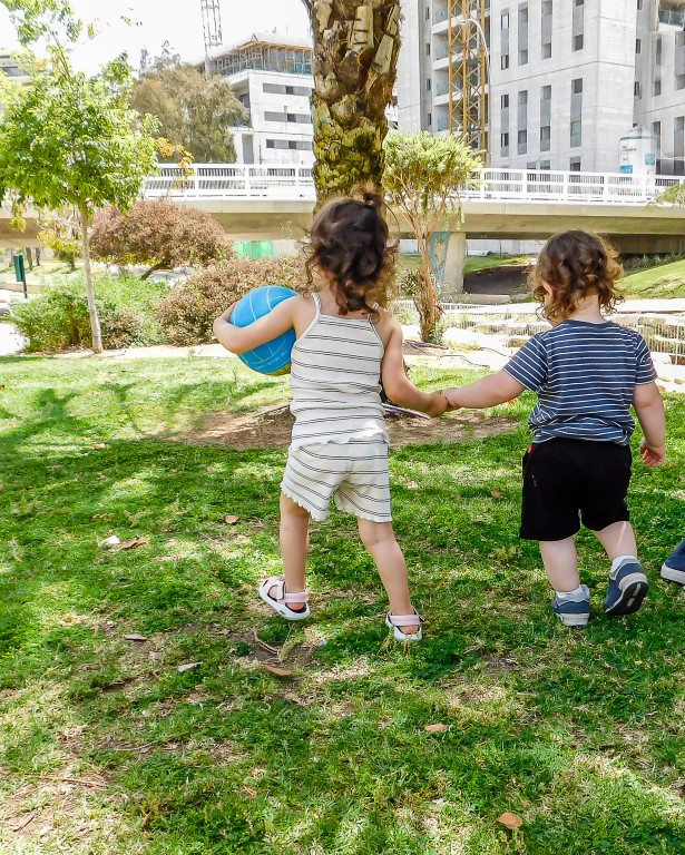 ילדים בגן שעשועים