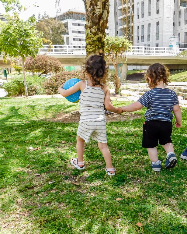 ילדים בגן שעשועים