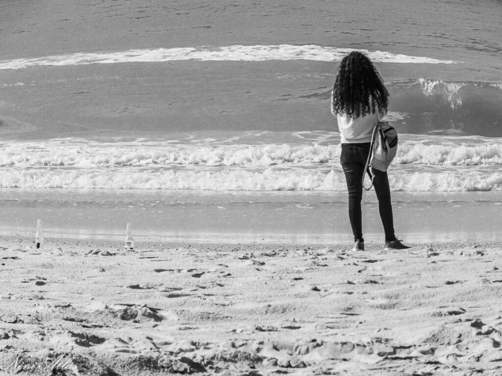 אישה על החוף