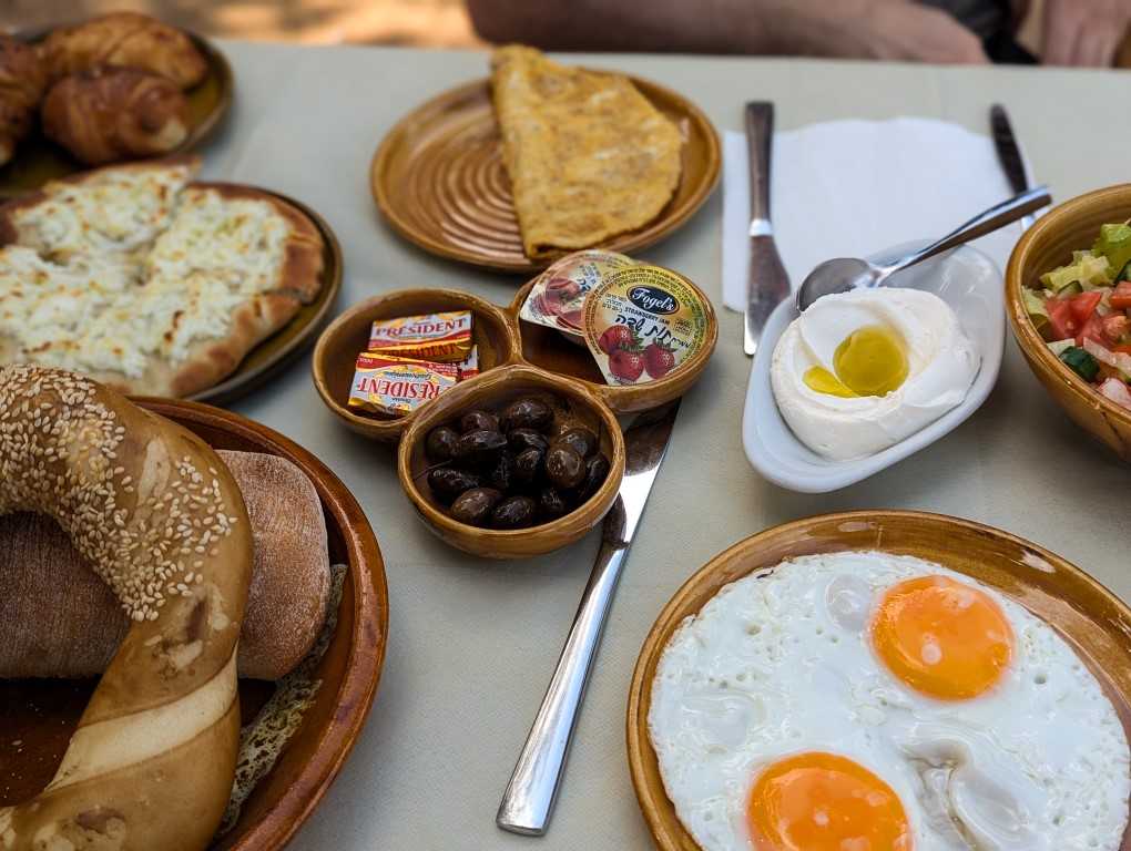 ארוחת הבוקר בקדרים בוטיק חיפה