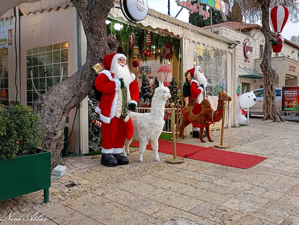 תמונת רחוב מתכונן לכריסמס - חיפה